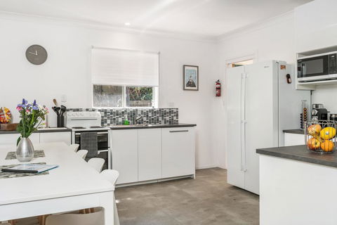 A SWEET ESCAPE - Carefree Beach Home - VIC Tourism 1