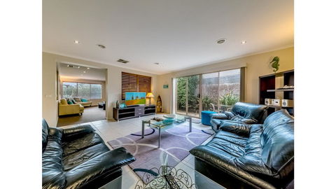 A TOUCH OF CLASS - PET FRIENDLY (OUTSIDE ONLY) - VIC Tourism 1