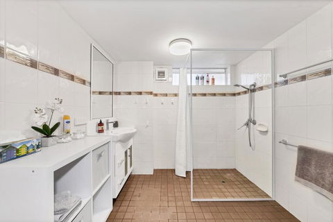 Abby's Poolside Retreat 1 - VIC Tourism 3