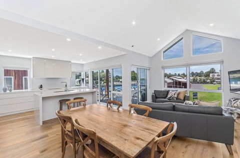 Absolute - VIC Tourism 0