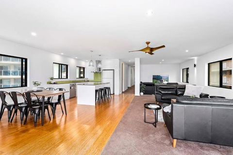 Driftwood Apartments In Surfers Paradise - Privately Managed - VIC Tourism 3