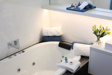 Driftwood - Luxury Spa Cottage For Two - VIC Tourism 2