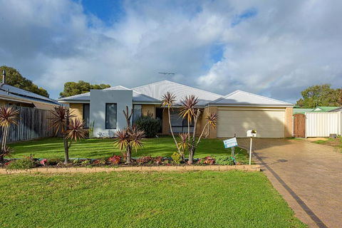 Dunsborough Delight Family, WI-FI - VIC Tourism 0