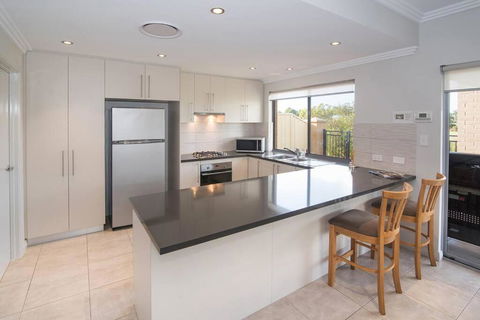 Dunsborough Lakes Escape - VIC Tourism 1