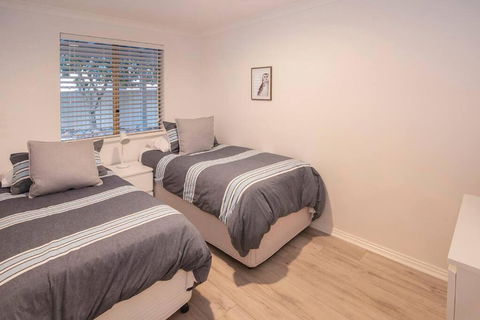 Eagle Bay Summerhaus - VIC Tourism 4
