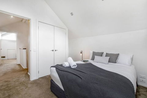 East Brighton Townhouse By Ready Set Host - VIC Tourism 3