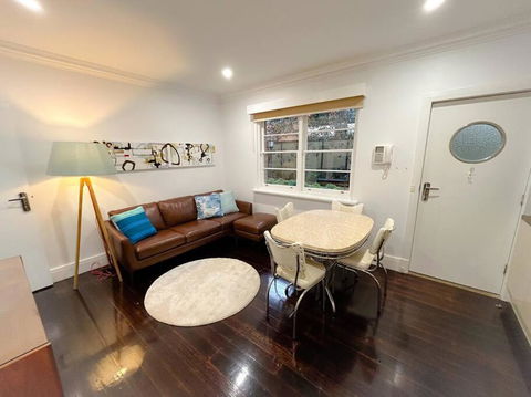 East Melbourne Unit With Courtyard - VIC Tourism 0