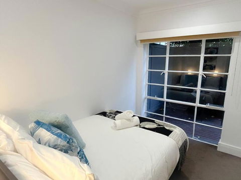 East Melbourne Unit With Courtyard - VIC Tourism 3