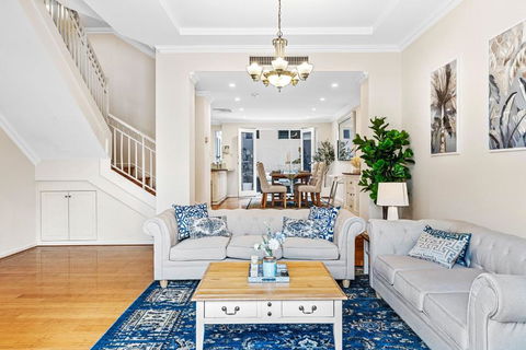 East Perth Luxury Waterfront Retreat - VIC Tourism 1