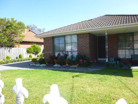 Effie Court - VIC Tourism 1