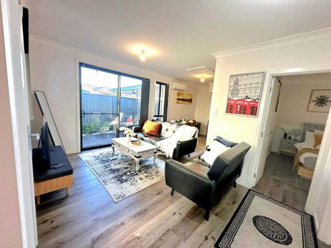 Entire 2br, Hideaway - VIC Tourism 0
