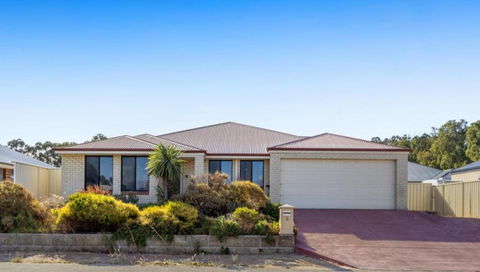 Executive Escape 4 Bedroom Home - VIC Tourism 0