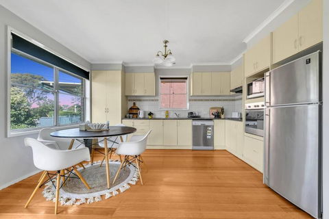 Fantastic 3BR Near North Shore Beach - VIC Tourism 3