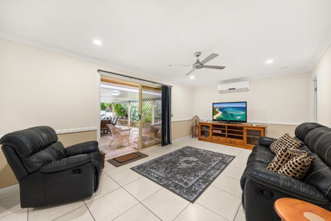 Family-Friendly 5-Bed Close To The Coast & Airport - VIC Tourism 1