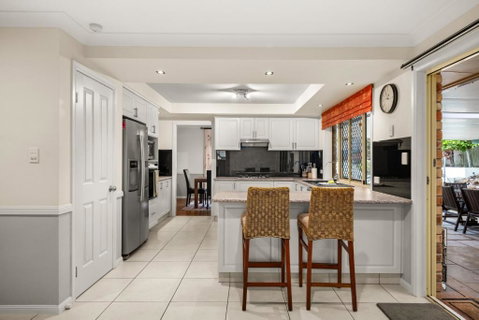Family-Friendly 5-Bed Close To The Coast & Airport - VIC Tourism 4