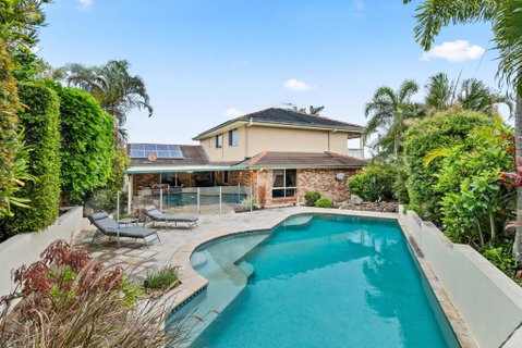 Family-Friendly 5-Bed Close To The Coast & Airport - VIC Tourism 0
