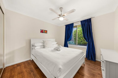 Family-Friendly 5-Bed Close To The Coast & Airport - VIC Tourism 3