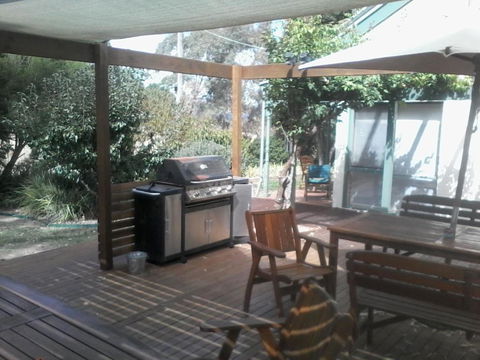 Friends In Harcourt North - VIC Tourism 3