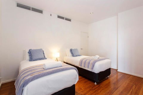 Gallery On High - Large Space With Balcony - VIC Tourism 2