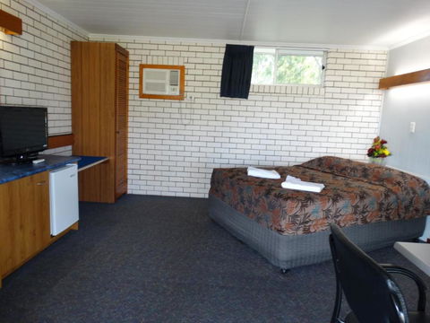 Gayndah A Motel - VIC Tourism 3