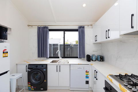 Glenelg Modern Studio, QBed,Wifi - VIC Tourism 3
