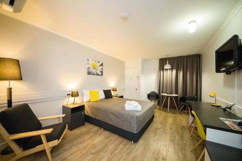 Glenmore Palms Motel - VIC Tourism 0