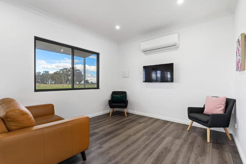 Glenowrie Cottage - 2 King Beds - Close To Cadia - VIC Tourism 3