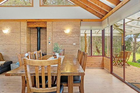 Goanna Cottage - Woodstone Estate - VIC Tourism 2