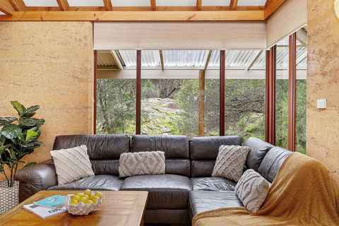 Goanna Cottage - Woodstone Estate - VIC Tourism 4