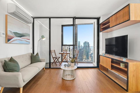 Gorgeous City Views 64th Floor 3BR APT With Pool & Gym - VIC Tourism 0