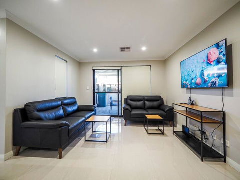 Gorgeous Family House Near Shops - VIC Tourism 1