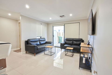 Gorgeous Family House Near Shops - VIC Tourism 3