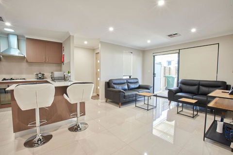 Gorgeous Family House Near Shops - VIC Tourism 0