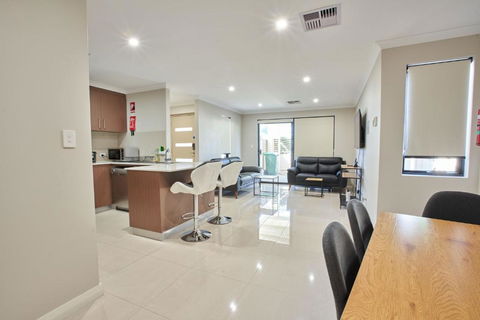 Gorgeous Family House Near Shops - VIC Tourism 4