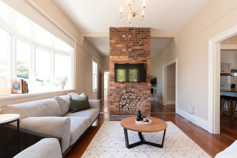 Gorgeous On Galvin: Close To Town Yet A Mile Away - VIC Tourism 0