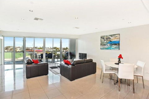 Gallery Resort Style Penthouse No 13 - VIC Tourism 3