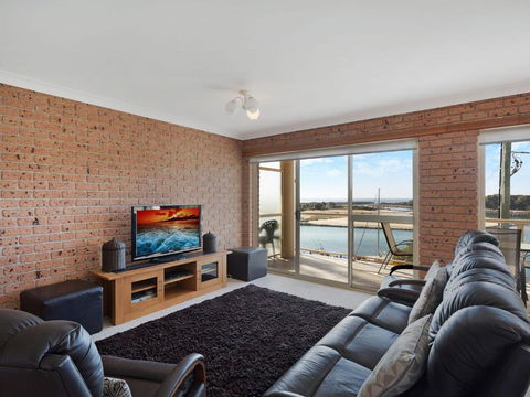 Grand Pacific 2 Unit 2 - Ground Floor - VIC Tourism 4
