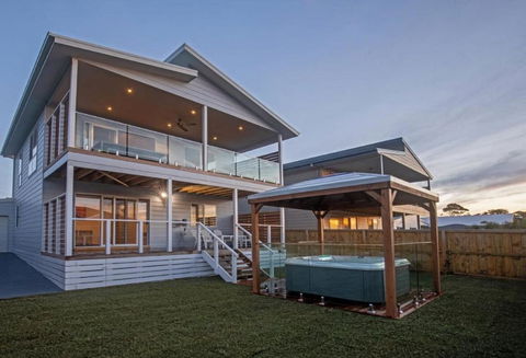 Grande Nisi Casa Cowes - VIC Tourism 0
