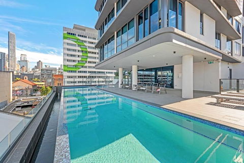 Great Located Unit/Private Balcony, Pool,Gym,Parking - VIC Tourism 3