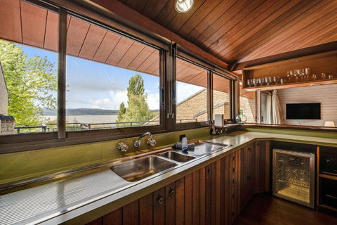 Grey Kangaroo - 2BR L Lake Front L Pet Friendly L Air-Con L BBQ L WiFi - VIC Tourism 3