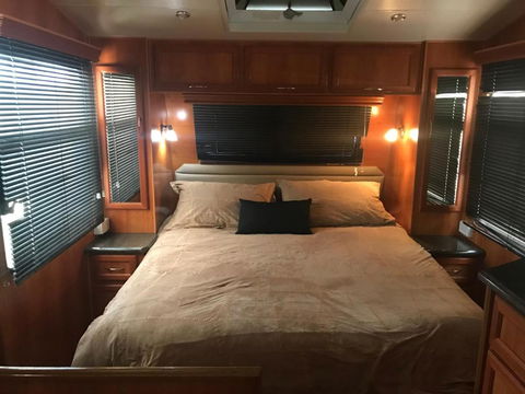 Gympie Luxury Caravan With Ensuite Bathroom - VIC Tourism 4