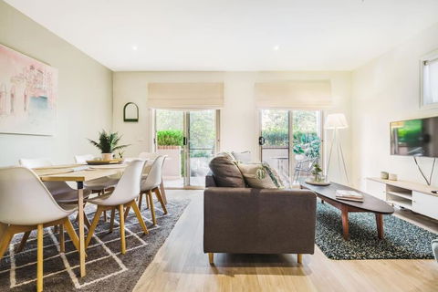 Harp Haven - Contemporary In Suburban Tree Lined Kew - VIC Tourism 0