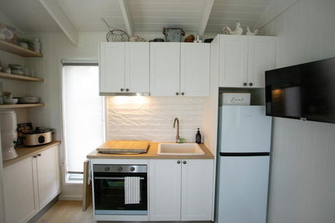 Gumnut Cottage Gippsland - Tiny Romantic Escape W King Bed Mountain Views - VIC Tourism 2