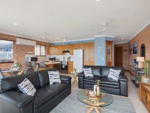 Grand Pacific 2 Unit 4 -Omaroo - First Floor - VIC Tourism 1