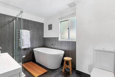 Hidden Bay Retreat-5 Bed- 15min To Hobart - VIC Tourism 0
