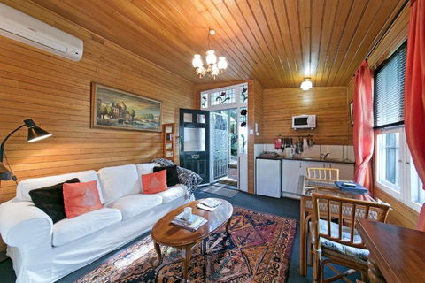 Hillside Country Retreat - VIC Tourism 0