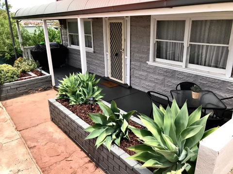 HILLSIDE HAVEN CHARMING C1920 COTTAGE Pet Friendly Sleeps 1 - 6 - VIC Tourism 1