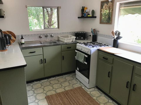 HILLSIDE HAVEN CHARMING C1920 COTTAGE Pet Friendly Sleeps 1 - 6 - VIC Tourism 3