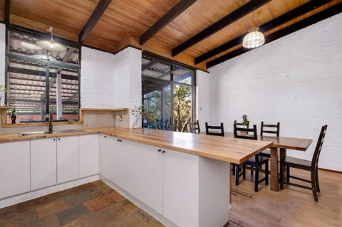 Hillside Retreat- Your Tranquil Home Away - VIC Tourism 3