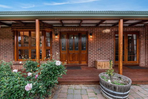 Hilltop Retreat, Water Views - VIC Tourism 0